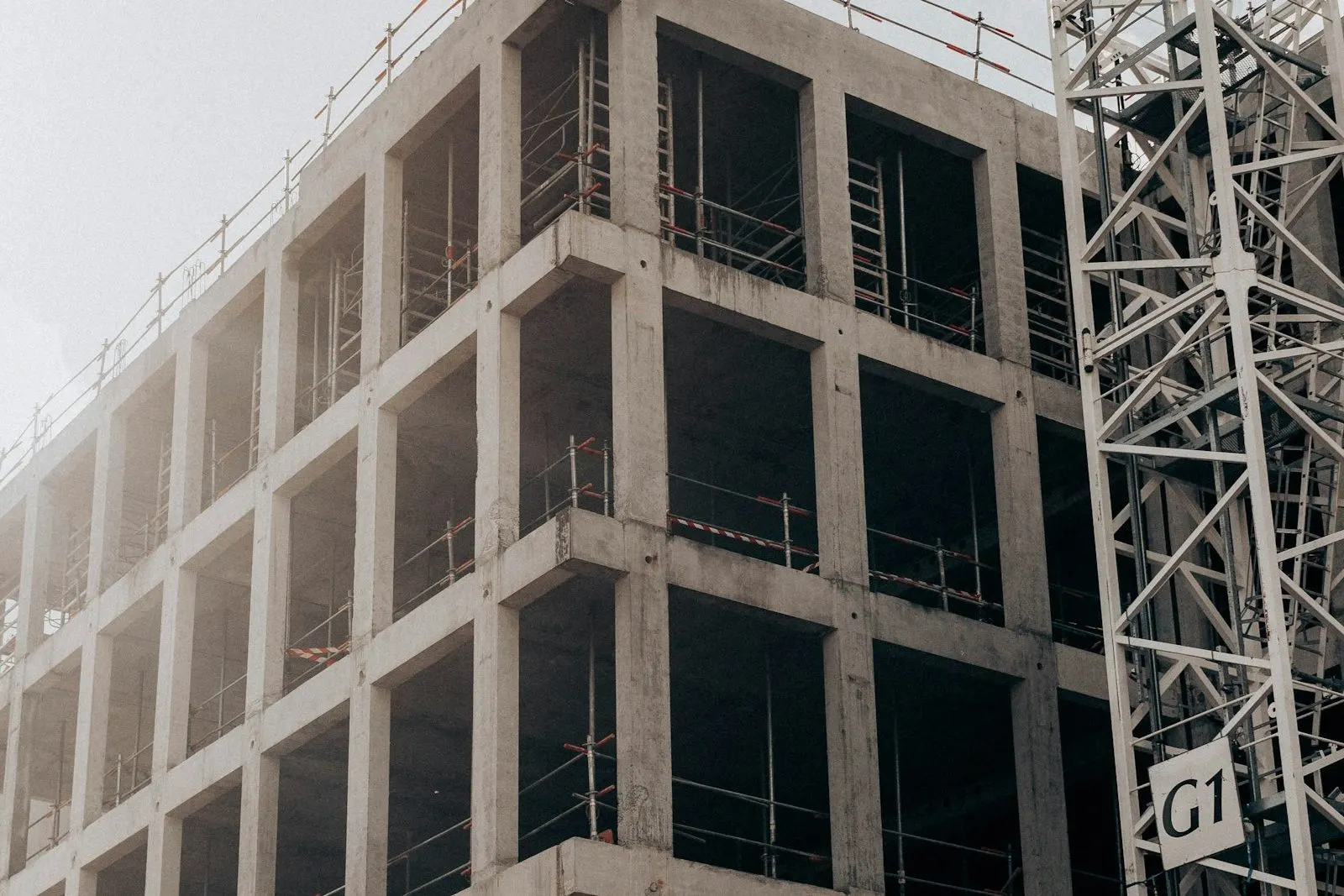 Edificio de varios pisos en construcción con su estructura de concreto