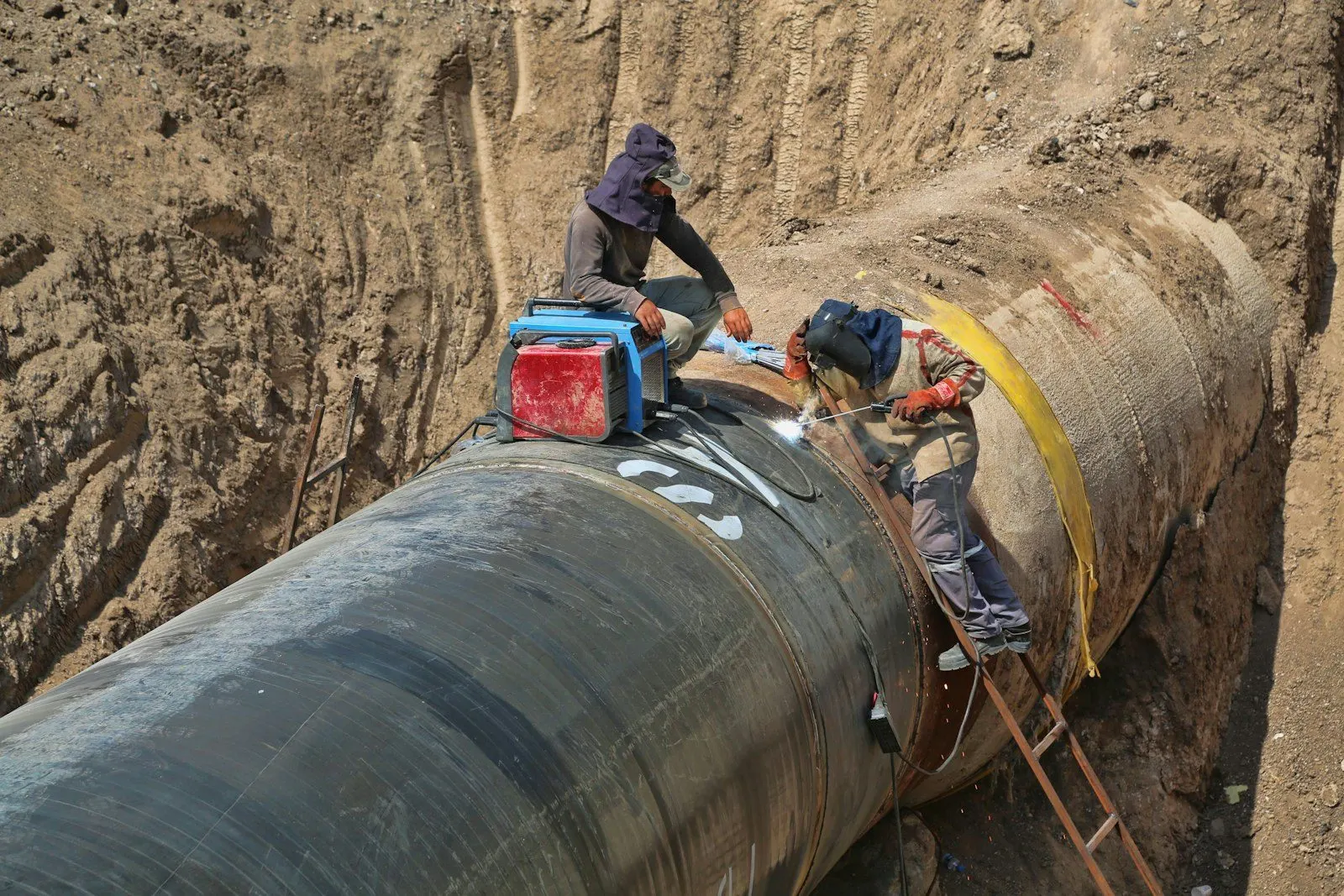 Tubería de red de agua instalada en zanja durante la obra